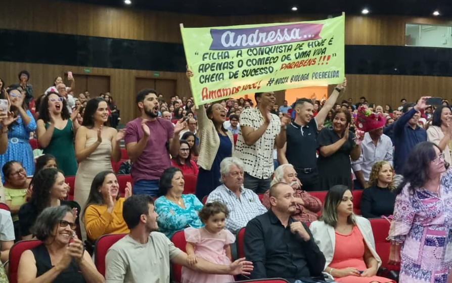 Faixa Família presta homenagem a formanda